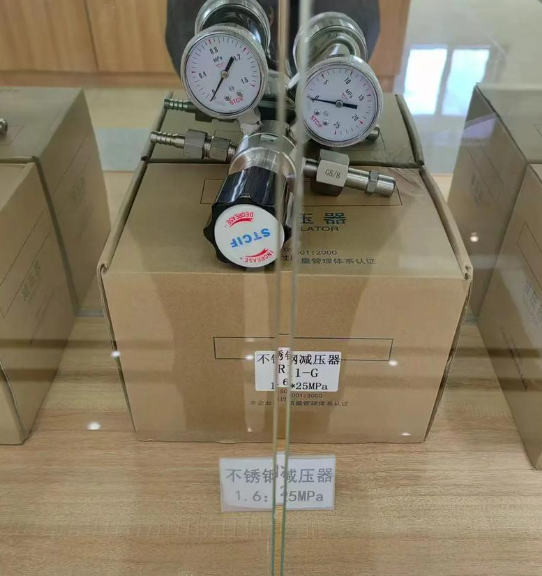 What is the measurement accuracy of the Biao Wang intelligent liquid level gauge and what factors interfere with it?